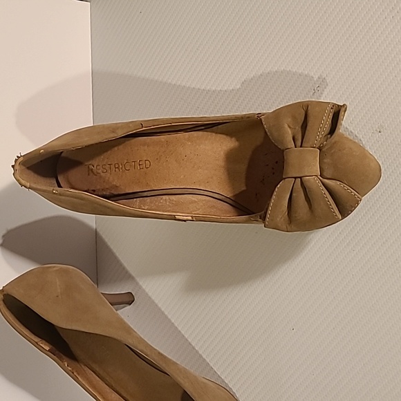 Restricted Used women's 2" tan suede heels with cute bow detail pointy toe - Picture 2 of 8